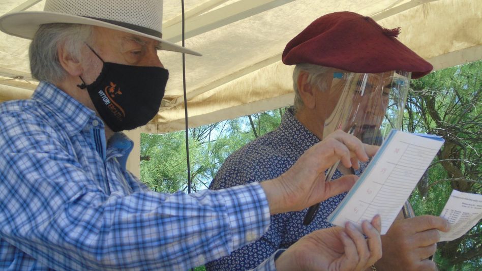 Edgardo Vittori y Juan José Ercazti trabajando en el sudoeste bonaerense.