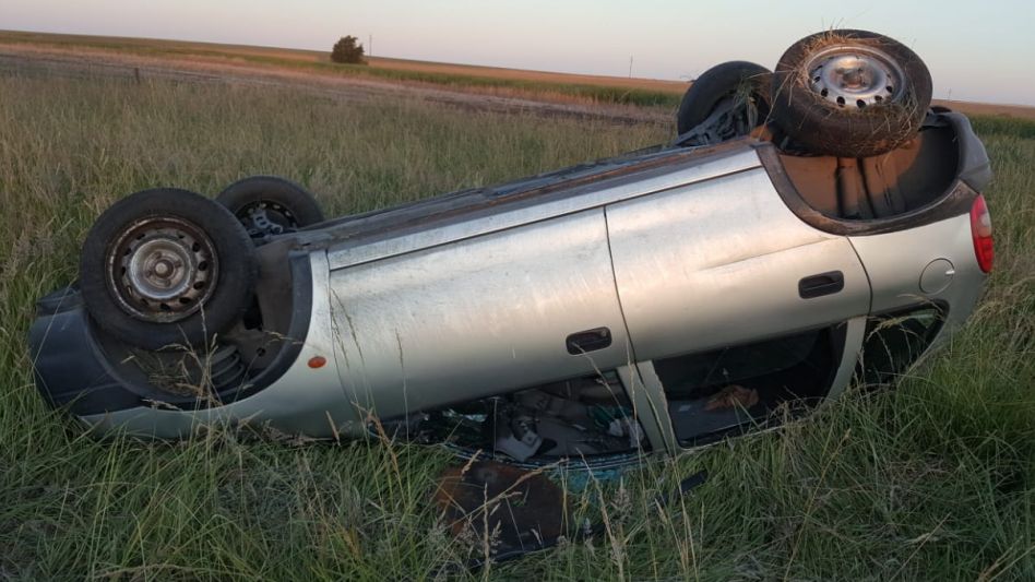 El protagonista de este accidente, ocurrido ayer sábado en la Ruta 3, no resultó con lesiones de gravedad. FOTOS: SUBCOMISARÍA CHILLAR/PBA
