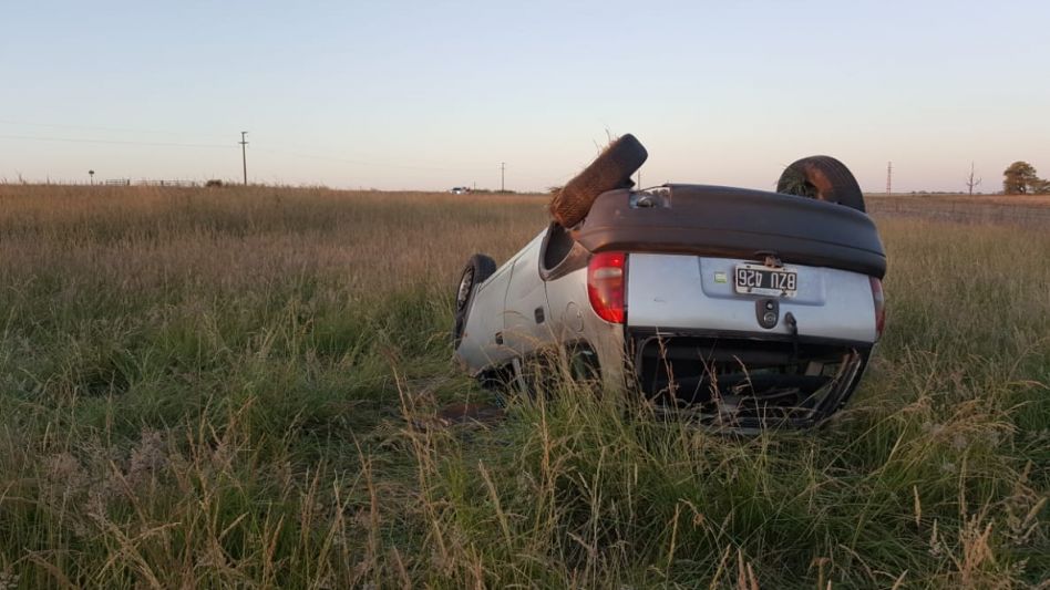 Viajaba en auto, se despistó y volcó 