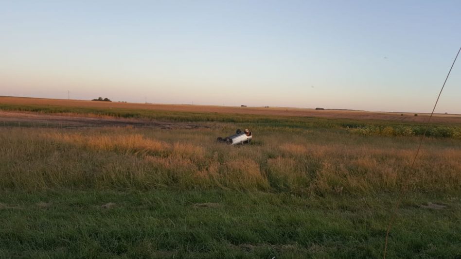 Viajaba en auto, se despistó y volcó 