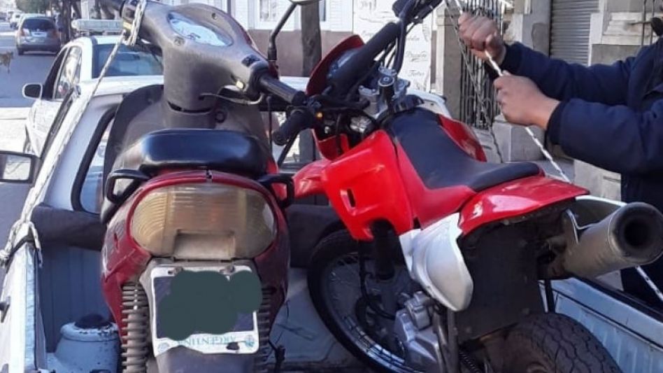 El joven que atropelló en moto a un trabajador de la comuna durante un control de tránsito seguirá privado de la libertad. La Cámara Penal confirmó su prisión preventiva por este intento de homicidio.