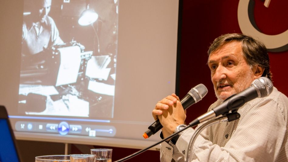 Comparato, el autor de estas crónicas. De fondo y en otra imagen, está Miguel Oyhanarte, alguien a quien Comparato le dedica un emotivo rescate en su obra. NACHO CORREA/ARCHIVO/EL TIEMPO
