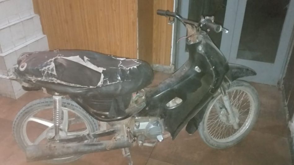 La motocicleta en la que se trasladaban los jóvenes había sido incautada por el personal policial que ayer domingo aprehendió a ambos.
