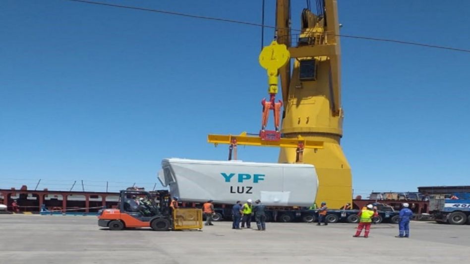 Descargaron en el puerto componentes para otro parque eólico a construirse en Azul
