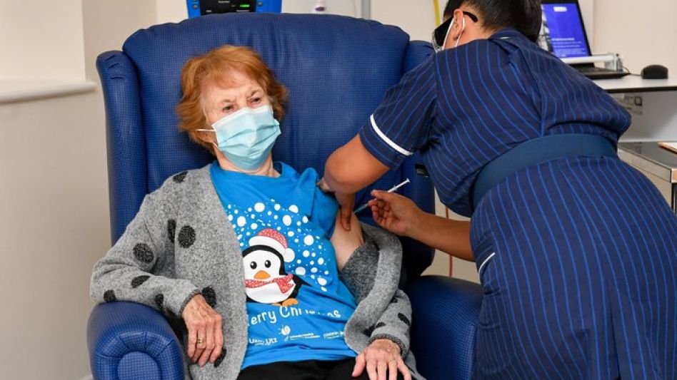 Una mujer de 90 años en el Reino Unido, la primera en aplicarse la vacuna de Pfizer