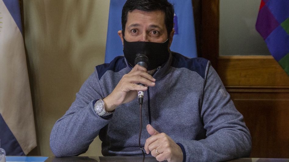 "Si el sistema de salud cuenta con capacidad suficiente", se permitirán reuniones sociales al aire libre
