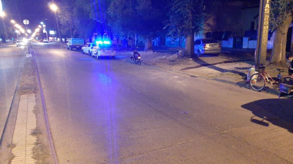 Ayer martes, en la Avenida Mitre se produjo un choque entre una moto y una bicicleta. FOTO: CPA/PBA