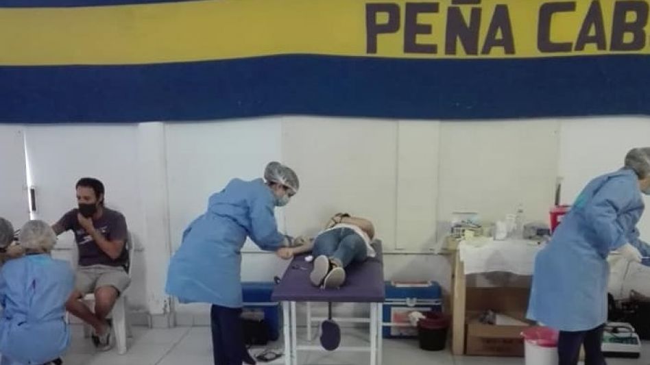 El salón de fiestas que tiene la Peña de Boca se convirtió ayer a la mañana en sala de extracciones de sangre. GENTILEZA PEÑA DE BOCA DE AZUL