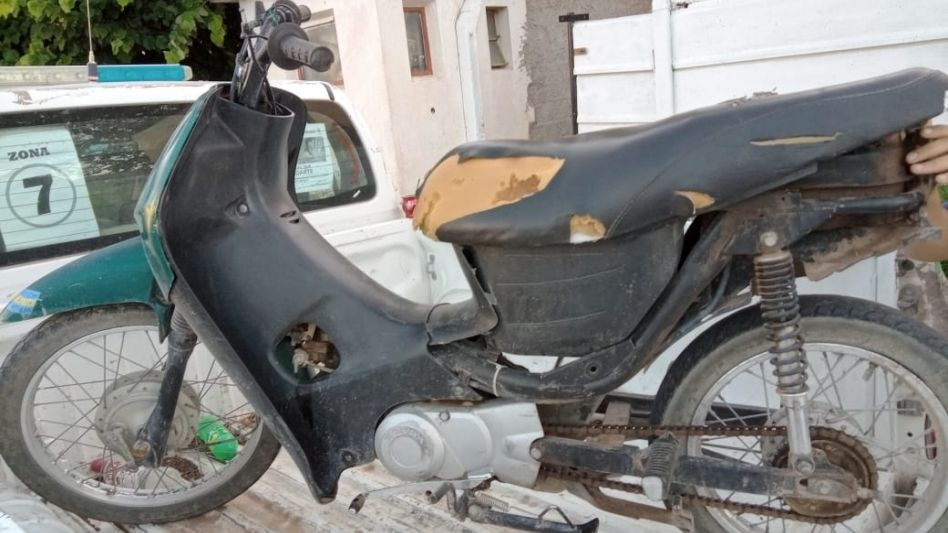 Una moto secuestrada. La guiaba un joven que dañó el espejo de un patrullero y fue arrestado. FOTOS: CPA/PBA