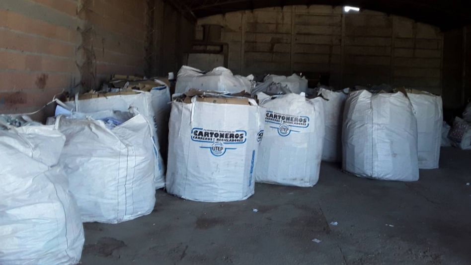 Los bolsones que usan para acopiar el cartón y el papel que reciclan para luego vender y generar un ingreso genuino para cada trabajador.