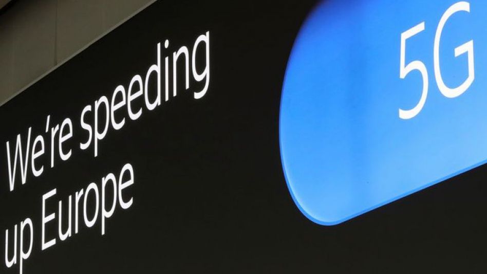 Un aviso publicitario muestra un logotipo 5G en el Aeropuerto Internacional de Zaventem, Bélgica, (Reuters)