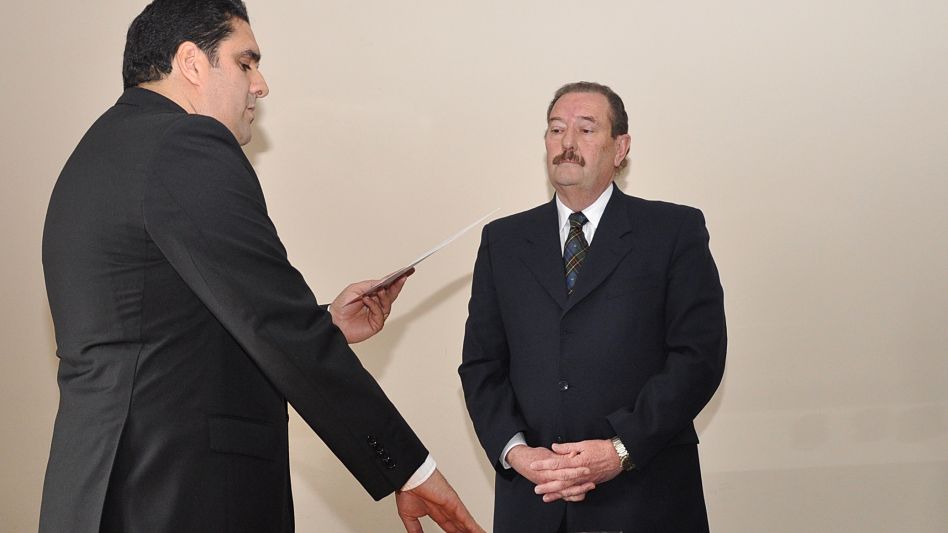 Rubén Ariel Rivero -en la imagen con el ex fiscal General departamental Eduardo Serradell- había jurado como fiscal en Olavarría en agosto de 2009.  EL POPULAR