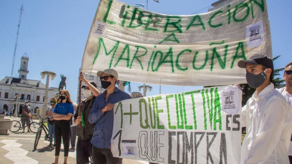 La movilización a favor de la liberación del vecino que cultivaba marihuana en el patio de su casa, pasó esta mañana por la plaza San Martín. N. MURCIA