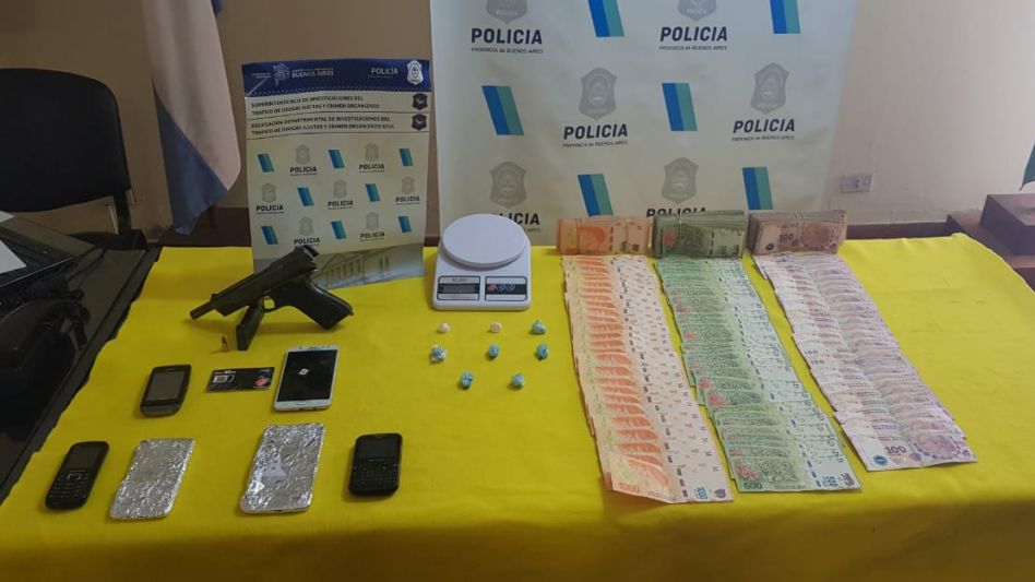 Imágenes de los procedimientos que se hicieron ayer en Tapalqué por venta de drogas. Los dos imputados que tiene esta causa penal están detenidos. FOTOS: DROGAS ILÍCITAS AZUL/PBA