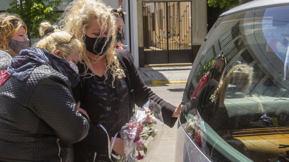 Eliana Mendilaharzu murió a fines de octubre pasado. Cuando el cortejo fúnebre pasó por los tribunales de Azul para despedir sus restos, en ese lugar su madre reclamó justicia por lo sucedido con la j