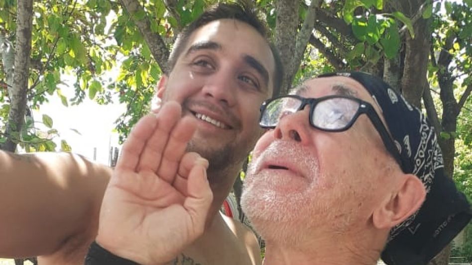 Mario Daniel Acuña. La imagen es de ayer, cuando regresó a su casa beneficiado por el arresto domiciliario que le fuera concedido. TAMARA ACUÑA