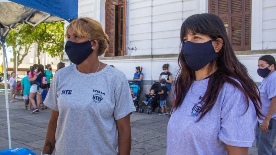 Estela y Milagros durante la jornada de acopio que llevaron adelante en frente al Municipio y que seguirá hoy.  NICOLAS MURCIA