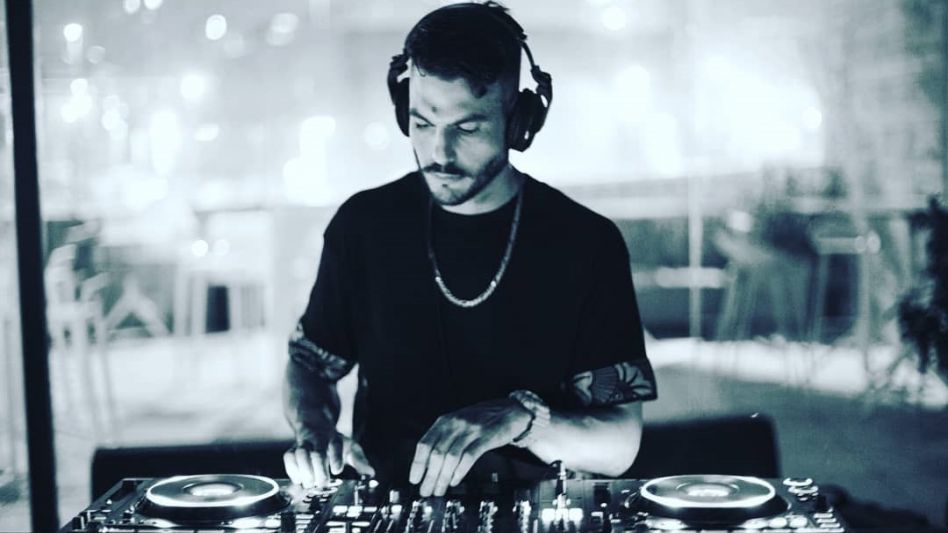 Moreno ofició de Dj en las noches europeas y se relacionó con mucha gente, aunque en la entrevista no deja de destacar la ayuda que recibió de sus amigos azuleños. 