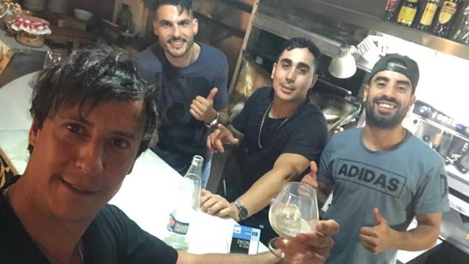 Con Emilio Antonini y Enzo Rodríguez, también azuleños cenando en Barcelona.  GENTILEZA MANUEL MORENO 