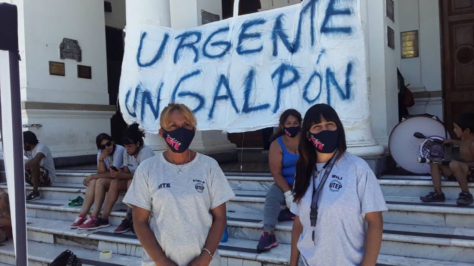 Estela y Milagros le pidieron al jefe comunal que los atienda, ayer les dijeron que estaba de viaje. AGUSTIN SCALCINI