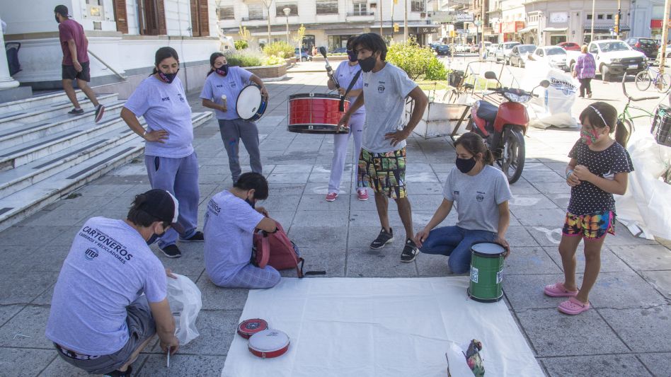 Los recicladores en el veredón en una de las jornadas donde realizaron acopio de materiales en la puerta del Palacio Municipal. NICOLAS MURCIA