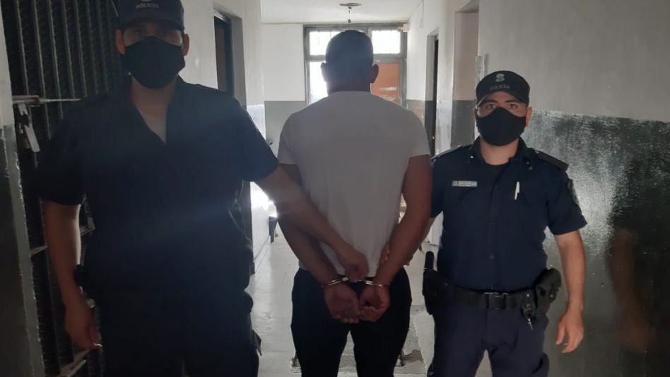 La medida cautelar para el imputado la hicieron efectiva policías de la Seccional Primera, la dependencia donde ahora permanece. EPDS/PBA