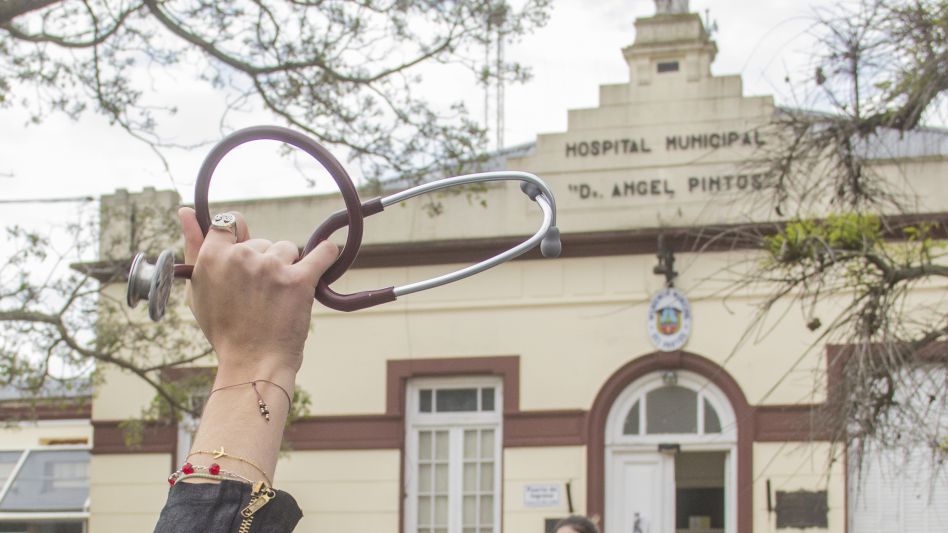 La nieta de la doctora María del Carmen Ruiz sosteniendo el que fuera el estetoscopio de la profesional. FOTO: NICOLÁS MURCIA