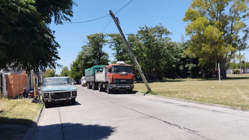 Preocupación por poste a punto de caerse 