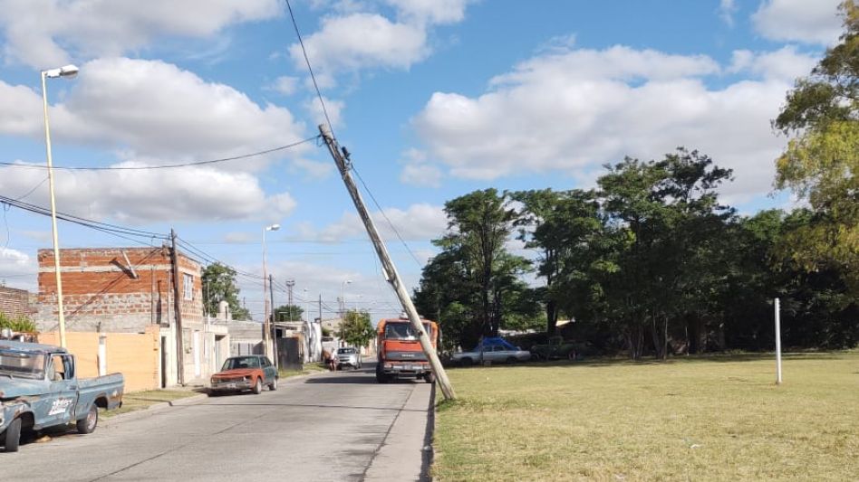 Preocupación por poste a punto de caerse 