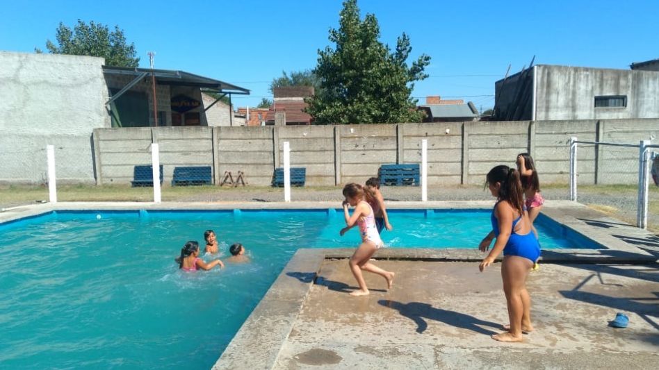 Las piletas se lograron con mucho esfuerzo y este verano, con pandemia y protocolos los chicos la pueden disfrutar. GENTILEZA SOLEDAD AGOSTINI 