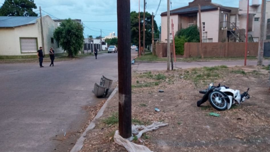 La motocicleta que guiaba el joven que resultara víctima quedó tirada sobre la vereda. El conductor del rodado continuaba hasta anoche internado en el Pintos. FOTOS: DESTACAMENTO BALNEARIO AZUL/PBA