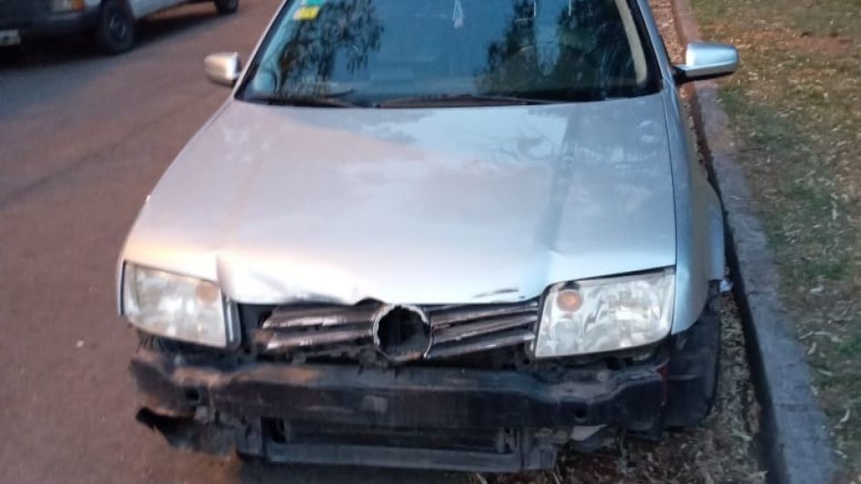 Un Volkswagen Bora, el rodado involucrado en este choque con la motocicleta ocurrido anteayer cerca del Balneario. Un joven que vive en Olavarría manejaba el auto.