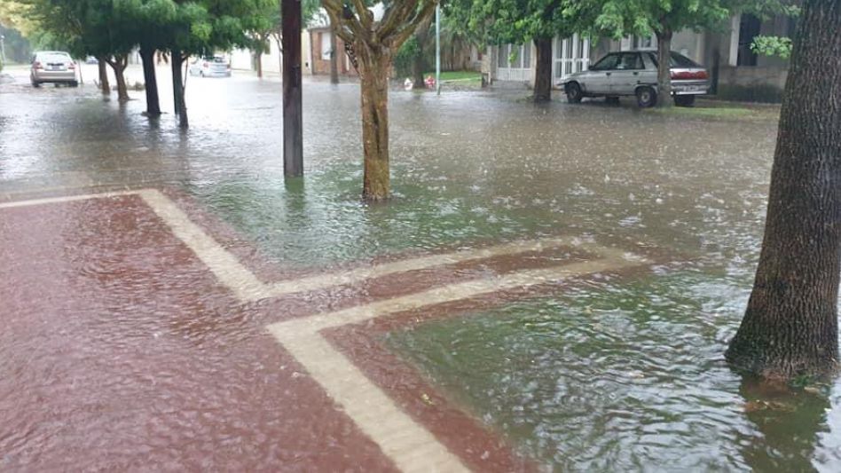 Agua acumulada en las calles de Dolores. (Twitter: @agus_fontova)