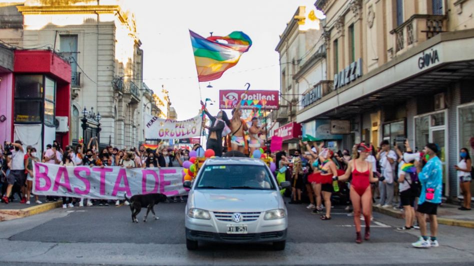 Con la participación de unas 300 personas, se realizó en horas de la tarde de ayer la primera Marcha del Orgullo en esta ciudad. FOTOS ANGIE DÍAZ JACQUOT