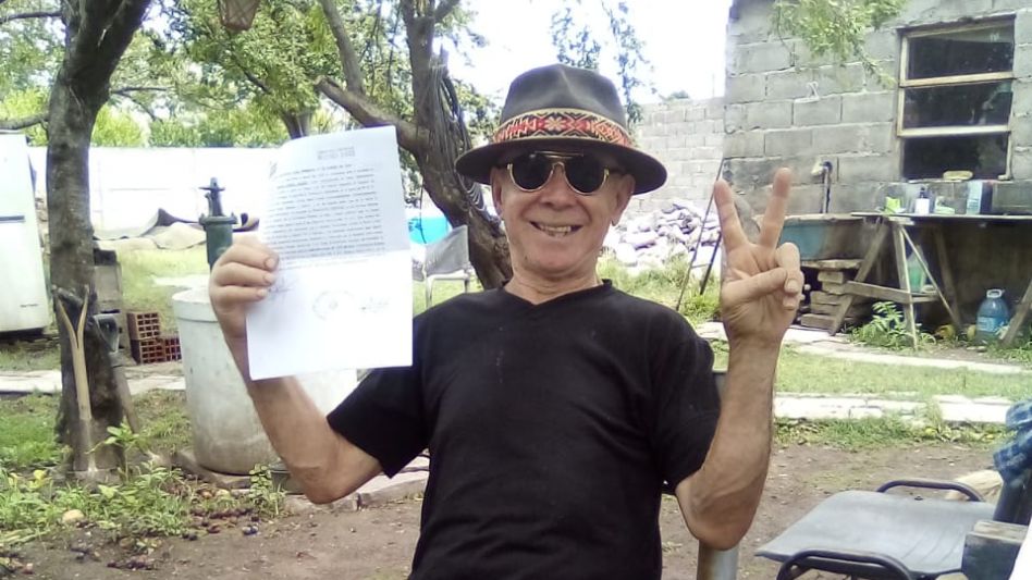 Acuña, el cultivador de cannabis, mostrando la notificación que hoy lunes se tradujo en su liberación. FOTO: FAMILIA ACUÑA