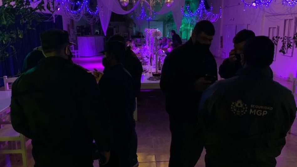 Insólito: participaban de una fiesta swinger y confundieron a policías con strippers