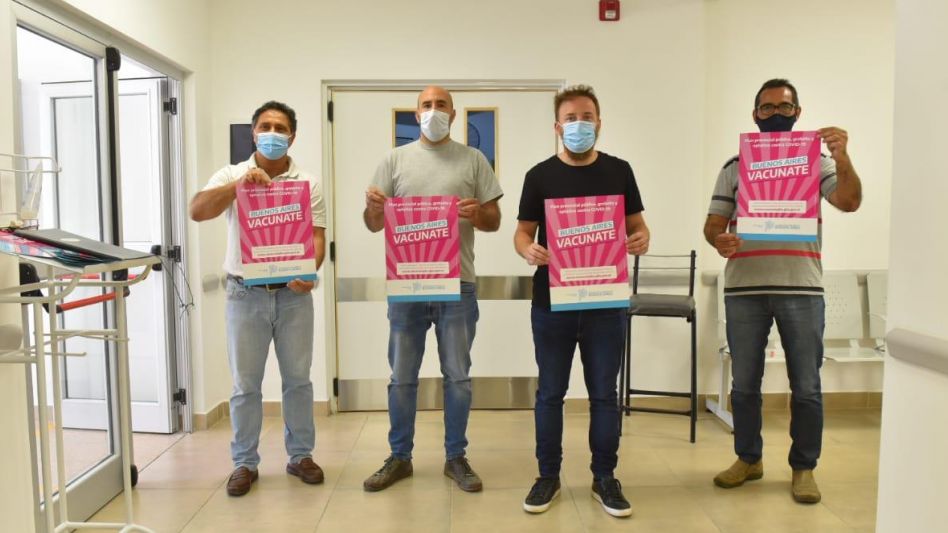 La primera parada fue en el Hospital Materno Infantil, donde se lleva adelante la vacunación contra el COVID-19.