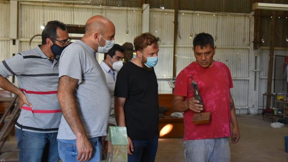 Los referentes del Frente de Todos visitaron el taller de un artista local en los galpones del ferrocarril.
