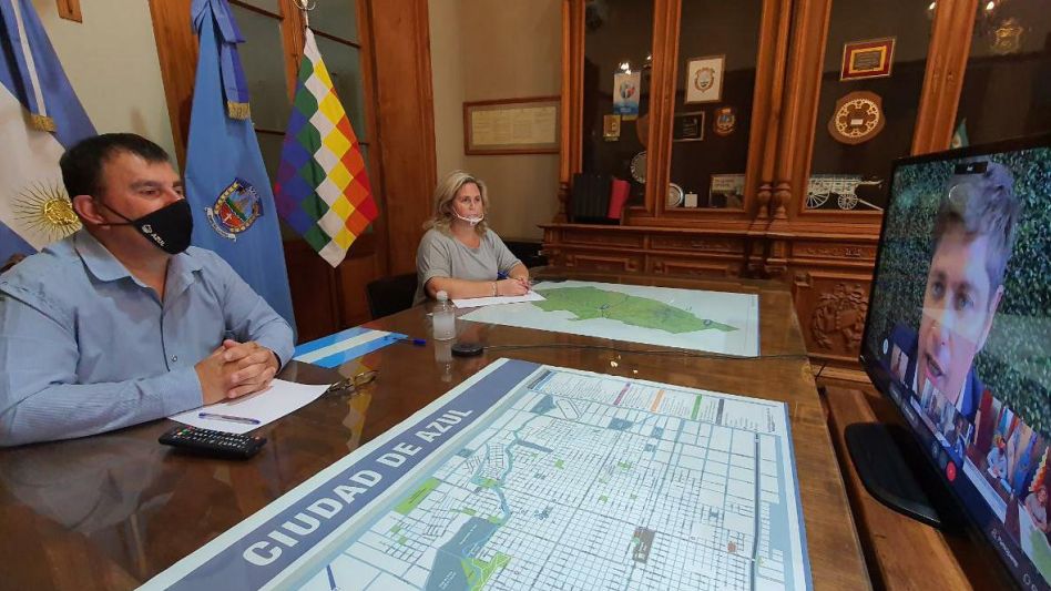 El intendente Hernán Bertellys, acompañado por la subsecretaria de Gobierno Fernanda Ibarra, participó de una reunión via Zoom con el gobernador Axel Kicillof. PRENSA MUNICIPAL