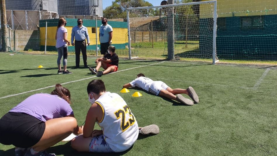 El intendente Hernán Bertellys  visitó el Club Sportivo Piazza, uno de los escenarios en donde se desarrolla el programa provincial de verano ATR. PRENSA MUNICIPAL