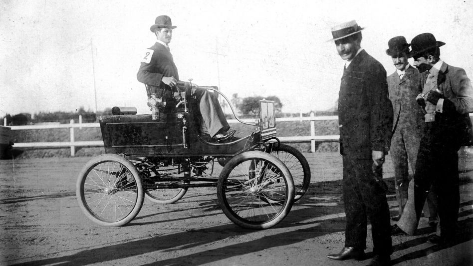 El azuleño Juan Cassoulet en su ?Rochester? a vapor, poco antes de ganar la carrera contra Marcelo Torcuato de Alvear. ARCHIVO GENERAL DE LA NACION: