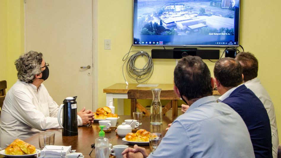 Previo a la recorrida por el interior de la planta, los responsables de la empresa le mostraron al ministro provincial la historia y los proyectos que tienen para desarrollar. NACHO CORREA