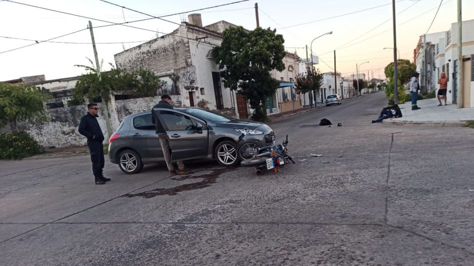Un motociclista herido en choque con un auto
