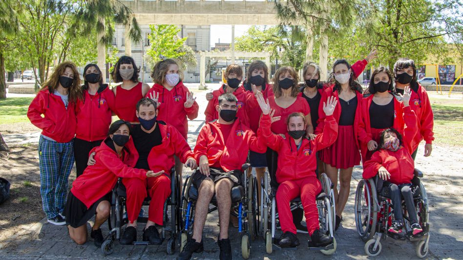 El grupo local ?Diversos Danza?, a cargo de la profesora Laura Juárez, recibió una importante donación de la fundación holandesa ?Un abrazo para los  amigos?, cuyo referente es Math Roijen. FOTOS NACH