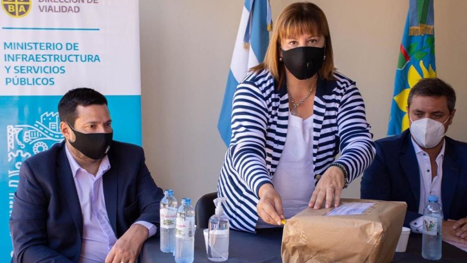 El jefe de Gabinete local, Alejandro Vieyra; la senadora Lucrecia Egger y el subsecretario de Transporte Alejo Supply durante el acto de apertura de los sobres correspondientes a la licitación pública