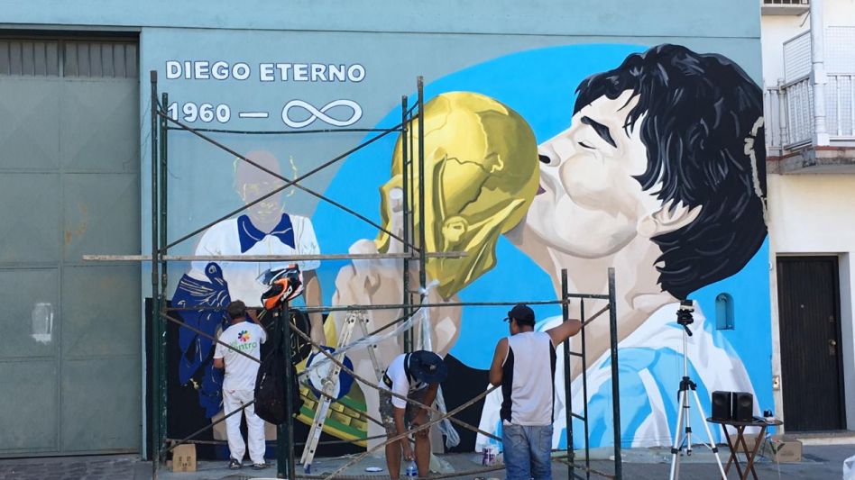 El muralista azuleño Martín Meza es el encargado del diseño y la pintura de la obra.