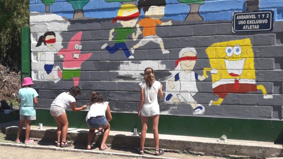 Los murales que son parte del programa ATR donde están trabajando alumnos de escuelas con Martín Cerrauo y Karen Montes de Oca.    PRENSA MUNICIPAL       