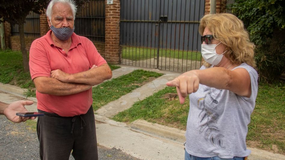 Alberto Vigezzi y María Frers, vecinos del Barrio Ceferino Namuncurá, pidieron por una pronta solución ante el estado de abandono que muestra la zona. NICOLÁS MURCIA