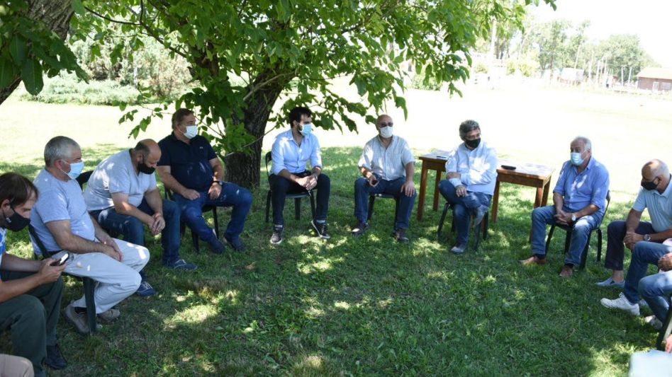 El ministro de Desarrollo Agrario bonaerense, Javier Rodríguez, reunido con productores roqueperenses. PRENSA MDA