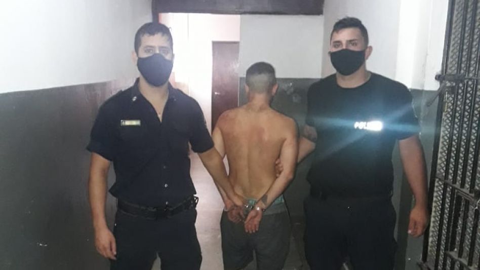El joven que protagonizó una pelea en la vía pública y luego atacó al personal policial, fue trasladado a la Comisaría Primera. 
